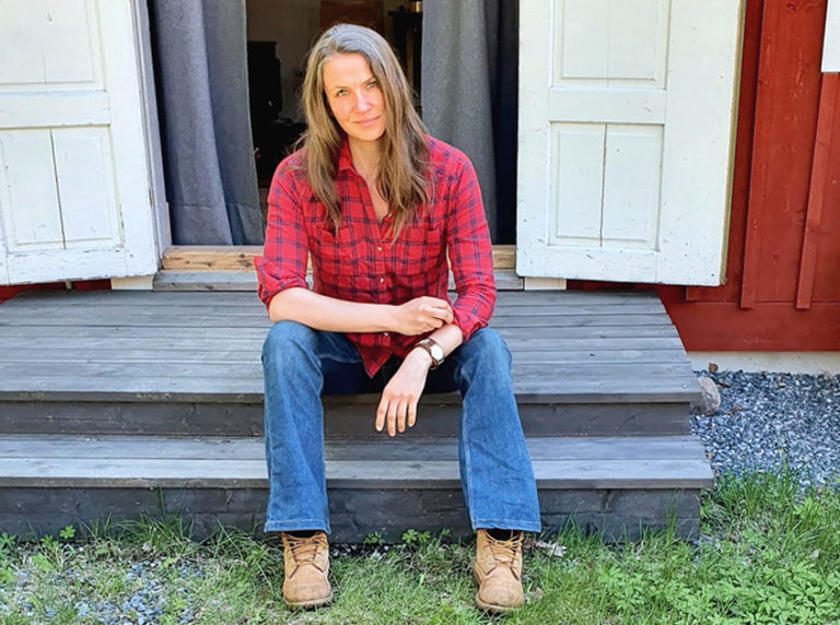 Elisabeth Biström vid sin atelje