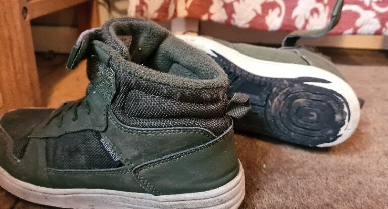 Leriga skor och kaxiga kråkor