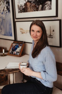 Elisabeth Biström akvarellkonstnär i sin ateljé