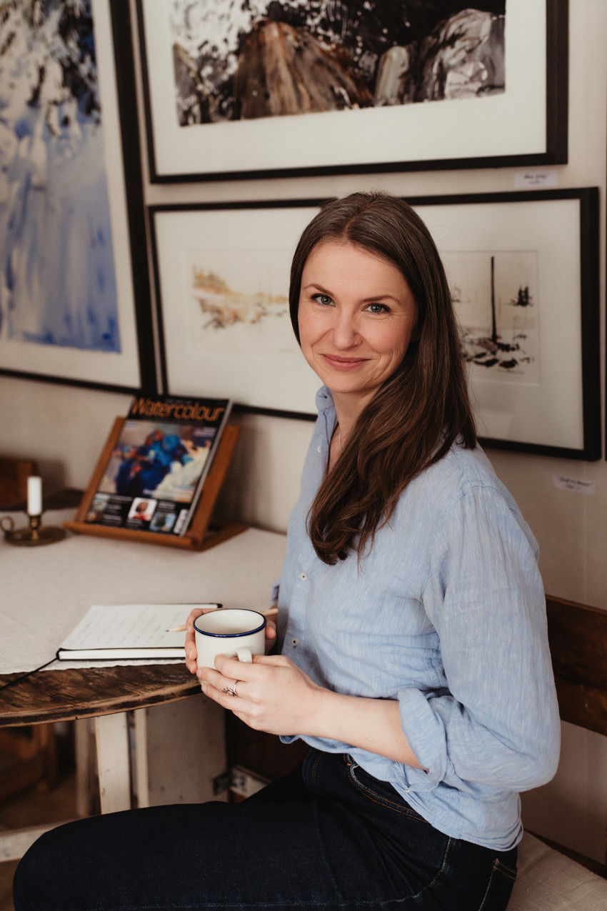 Akvarellkonstnär Elisabeth Biström i ateljén