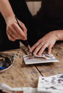 Elisabeth Biström målar akvarell