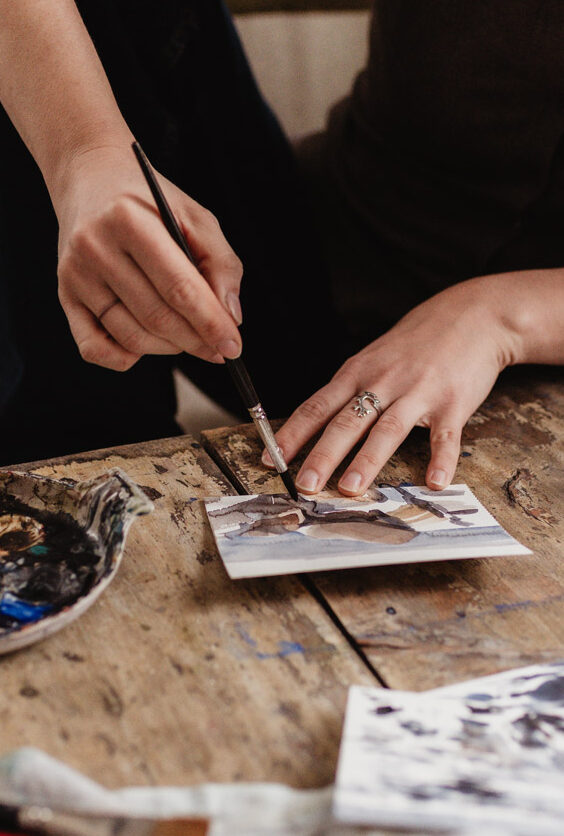 Elisabeth Biström målar akvarell