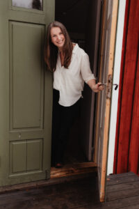 Elisabeth Biström i sin ateljé