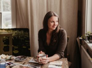 Akvarellkonstnär Elisabeth Biström i sin ateljé. Foto: Mrs Frankie AB