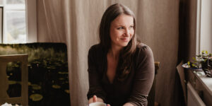 Akvarellkonstnär Elisabeth Biström i ateljén